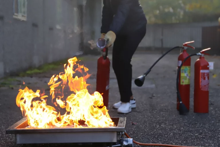 Feuerlöschübung bei der Brandschutzhelfer Ausbildung